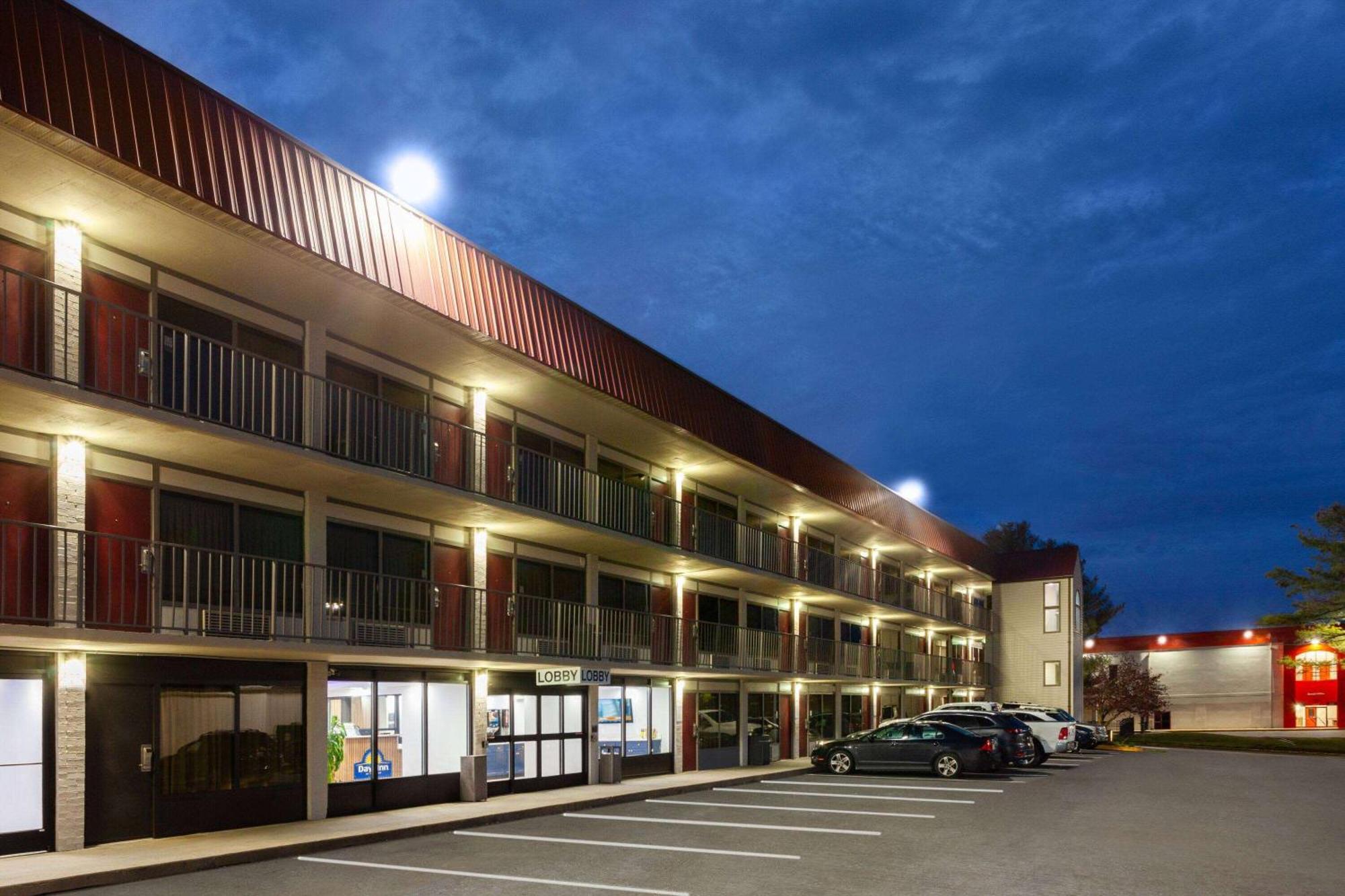 Super 8 By Wyndham Baltimore Northwest Windsor Mill Exterior foto